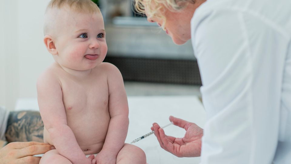 Ein Baby wird geimpft