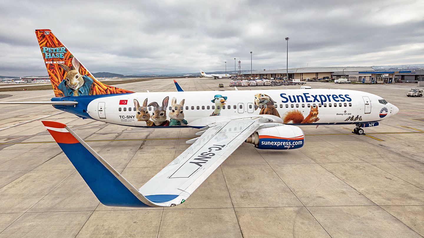 Seit Ostern ist auf Routen zwischen Antalya und Deutschland häufiger eine Boeing 737-800 von Sun Express unterwegs, deren Rumpf auf einer Fläche von 130 Quadratmetern mit Hasen versehen wurde. Das ungewöhnliche Design ist das Ergebnis einer Kooperation mit Sony und macht Werbung für deren neuen Animationsfilm "Peter Hase".