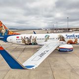 Seit Ostern ist auf Routen zwischen Antalya und Deutschland häufiger eine Boeing 737-800 von Sun Express unterwegs, deren Rumpf auf einer Fläche von 130 Quadratmetern mit Hasen versehen wurde. Das ungewöhnliche Design ist das Ergebnis einer Kooperation mit Sony und macht Werbung für deren neuen Animationsfilm "Peter Hase".