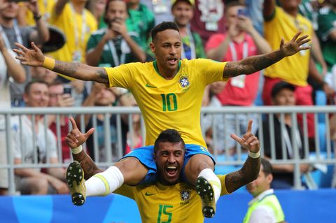 Neymar jubelt auf den Schultern von Paulinho über sein Tor für Brasilien