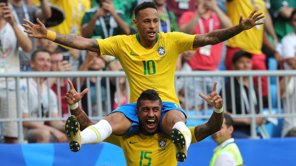 Neymar jubelt auf den Schultern von Paulinho über sein Tor für Brasilien