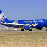 In knackigem Blau fliegt dieser Airbus von Eurowings kreuz und quer durch Europa und macht mit den Figuren Ed und Edda Werbung für Deutschlands größten Freizeit- und Themenpark, den Europa-Park bei Rust.