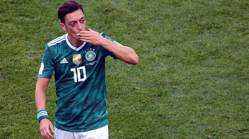 Mesut Özil mit einem Handkuss