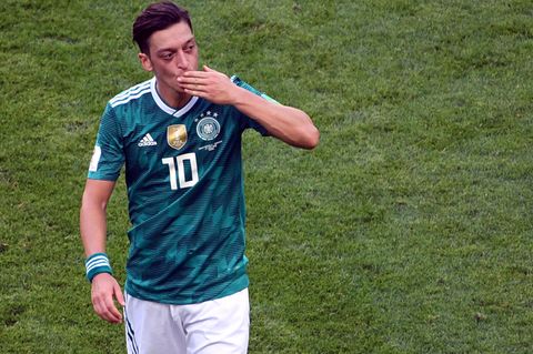 Mesut Özil mit einem Handkuss