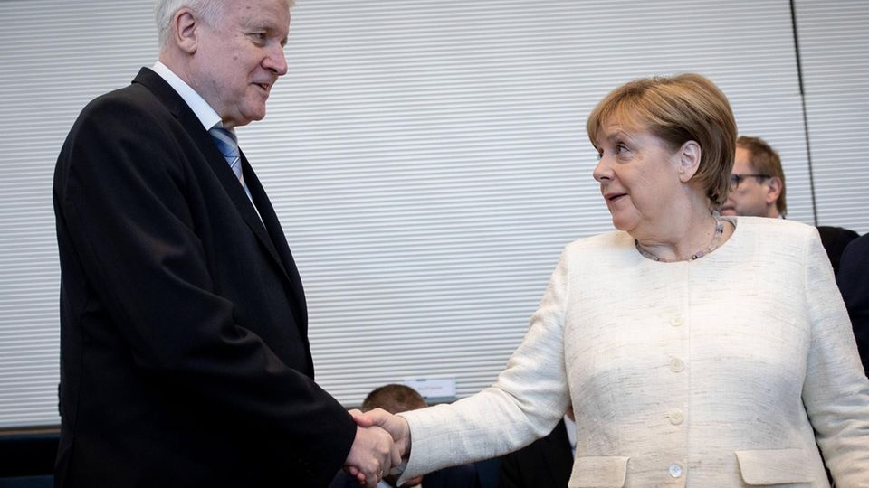 Twitter-Reaktionen: "Im Grunde ist es eine Verarschung" - wie das Netz den "faulen" Asylkompromiss zerreißt Twitter-Reaktionen: "Im Grunde ist es eine Verarschung" - wie das Netz den "faulen" Asylkompromiss zerreißt