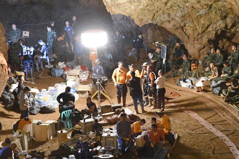 Suchmannschaften und Einsatzkräfte arbeiten an der Höhle in Thailand