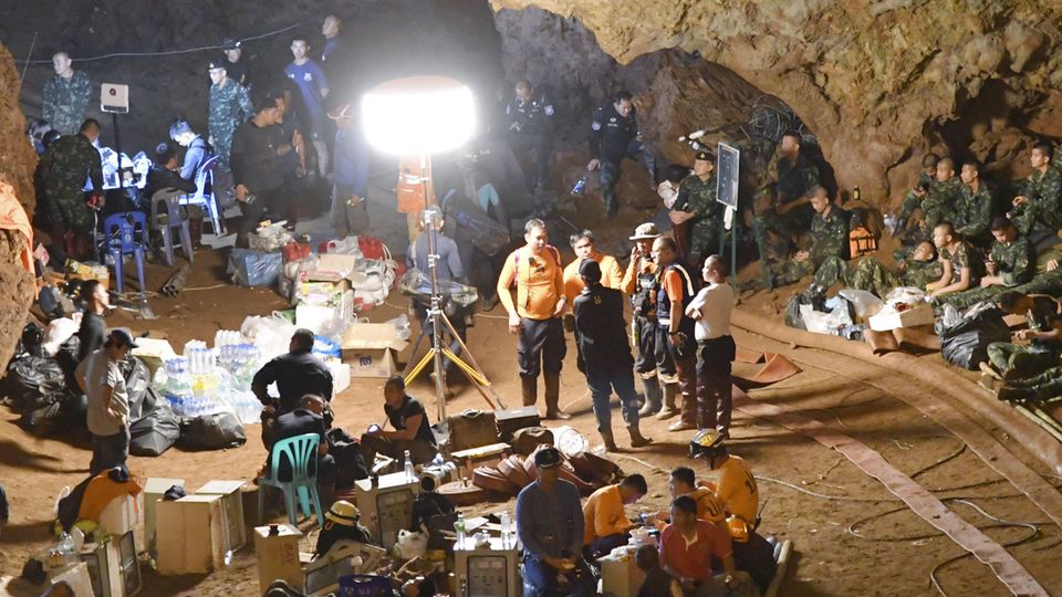Suchmannschaften und Einsatzkräfte arbeiten an der Höhle in Thailand