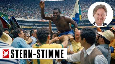 Nach dem Sieg der Brasilianer im Finale der WM 1970 wird Pelé auf Händen über den Platz getragen