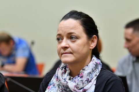 Mit dunkelblauem Pullover und einem geblümten Seidenschal sitzt Beate Zschäpe im NSU-Prozess auf der Anklagebank