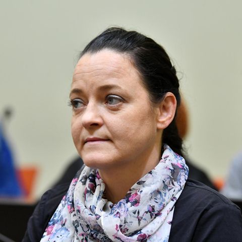 Mit dunkelblauem Pullover und einem geblümten Seidenschal sitzt Beate Zschäpe im NSU-Prozess auf der Anklagebank