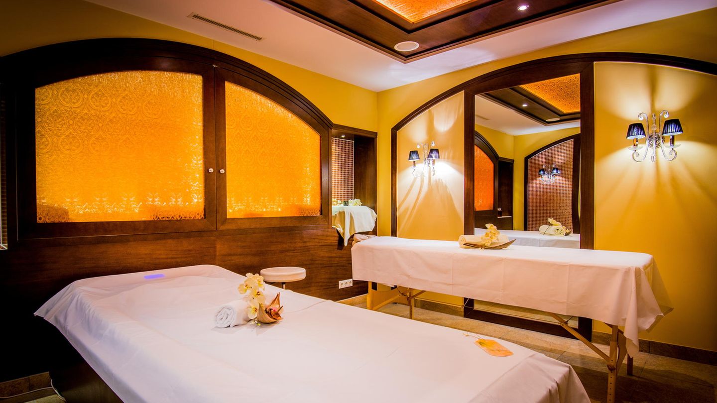 Grand Hotel Lienz Europe's Leading Wellness Hotel 2018 Die Auszeichnung der Reiseexperten für das beste Wellness-Hotel geht nach Osttirol in Österreich, zum Grand Hotel Lienz. Das Fünf-Sterne-Haus bietet auf 1400 Quadratmetern einen umfassenden Beauty-Bereich mit Private Spa, Pool, Sauna und Medical Center.