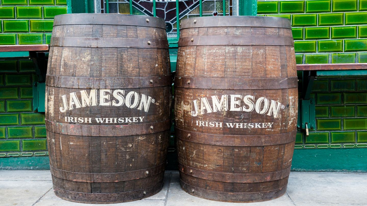 Jameson Whiskey, Dublin Europe's Leading Distillery Tour 2018 Eine sehr spezielle Kategorie zeichnet Besichtigungs-Touren durch Schnapsbrennereien aus, wie diese 40-minütige Führung durch die historischen Gebäude der Whiskybrennerei Jameson in Dublin.