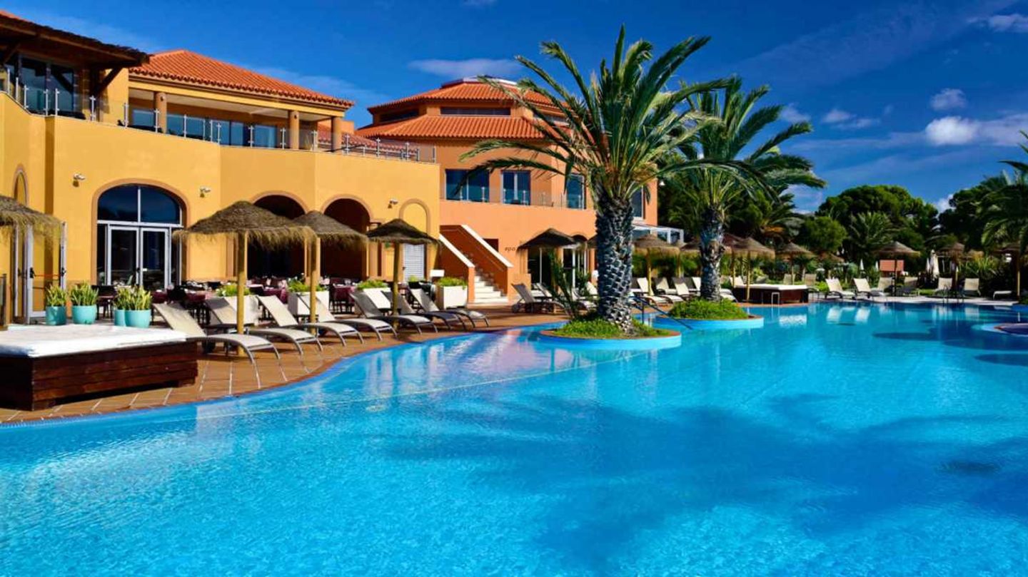Hotel Pestana, Porto Santo, Madeira Europe's Leading All-Inclusive Resort 2018 Im Gegensatz zur viel größeren Nachbarinsel Madeira verfügt das kleine Porto Santo über einen neuen Kilometer langen Sandstrand. An diesem Campo de Baixo stehen in einem 30.000 Quadratmeter großen Garten die Gebäude und Spa-Anlagen des Pestana Porto Santo Resorts, ein Fünf-Sterne-Haus der portugiesischen Hotelkette.