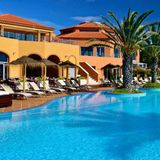 Europe's Leading All-Inclusive Resort 2018   Im Gegensatz zur viel größeren Nachbarinsel Madeira verfügt das kleine Porto Santo über einen neuen Kilometer langen Sandstrand. An diesem Campo de Baixo stehen in einem 30.000 Quadratmeter großen Garten die Gebäude und Spa-Anlagen des Pestana Porto Santo Resorts, ein Fünf-Sterne-Haus der portugiesischen Hotelkette.