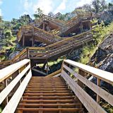 Europe's Leading Adventure Tourist Attraction 2018   Lust auf eine abenteuerliche Wanderung? Am Steilufer der Paiva, einem Zufluss zum Dauro, dem drittlängsten Fluss der Iberischen Halbinsel, windet sich der Paiva Walkway, ein hölzerner Weg auf Stelzen durch das wilde Bergland im Norden Portugals.