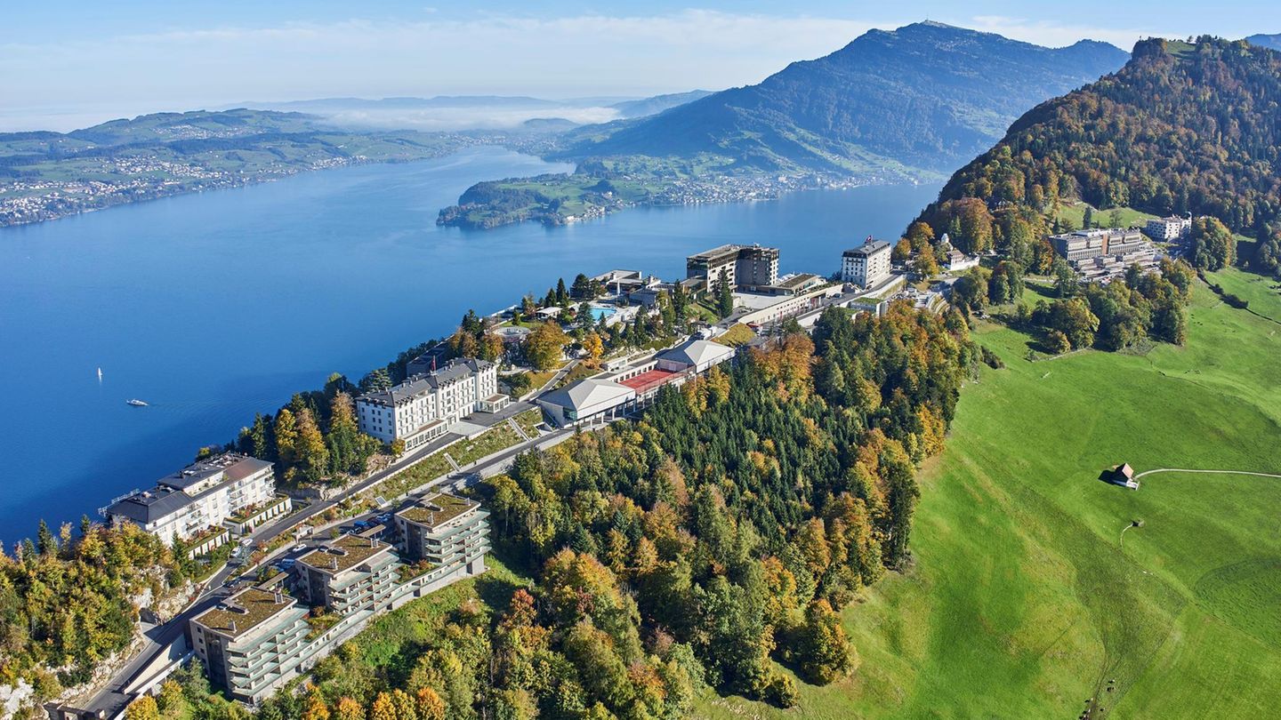 Bürgenstock Hotel, Schweiz Europe's Leading New Hotel 2018 Vom Start aus landete das erst im Herbst vergangenen Jahres eröffnete Bürgenstock Hotel auf dem Siegertreppchen der Neueröffnungen. Das hoch über dem Vierwaldstätter See in der Zentralschweiz gelegene Hotel hat 102 Zimmer und einen 10.000 Quadratmeter großen Alpine Spa.