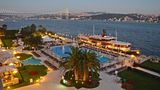 Europe's Leading Hotel 2018  Ein Klassiker am Bosporus ist der Çırağan Palace in Istanbul. Das Schmuckstück des Kempinski-Hotels besteht aus zwei Gebäuden direkt am Wasser: einem fünfstöckigen Resort mit Plus-Size-Pool und 313 Zimmern aus dem Jahre 1990. Daneben erhebt sich der alte Sultans-Palast. Er ist das Herzstück der Anlage mit nur elf Suiten und den Tagungs- und Banketträumen.
