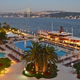 Europe's Leading Hotel 2018  Ein Klassiker am Bosporus ist der Çırağan Palace in Istanbul. Das Schmuckstück des Kempinski-Hotels besteht aus zwei Gebäuden direkt am Wasser: einem fünfstöckigen Resort mit Plus-Size-Pool und 313 Zimmern aus dem Jahre 1990. Daneben erhebt sich der alte Sultans-Palast. Er ist das Herzstück der Anlage mit nur elf Suiten und den Tagungs- und Banketträumen.