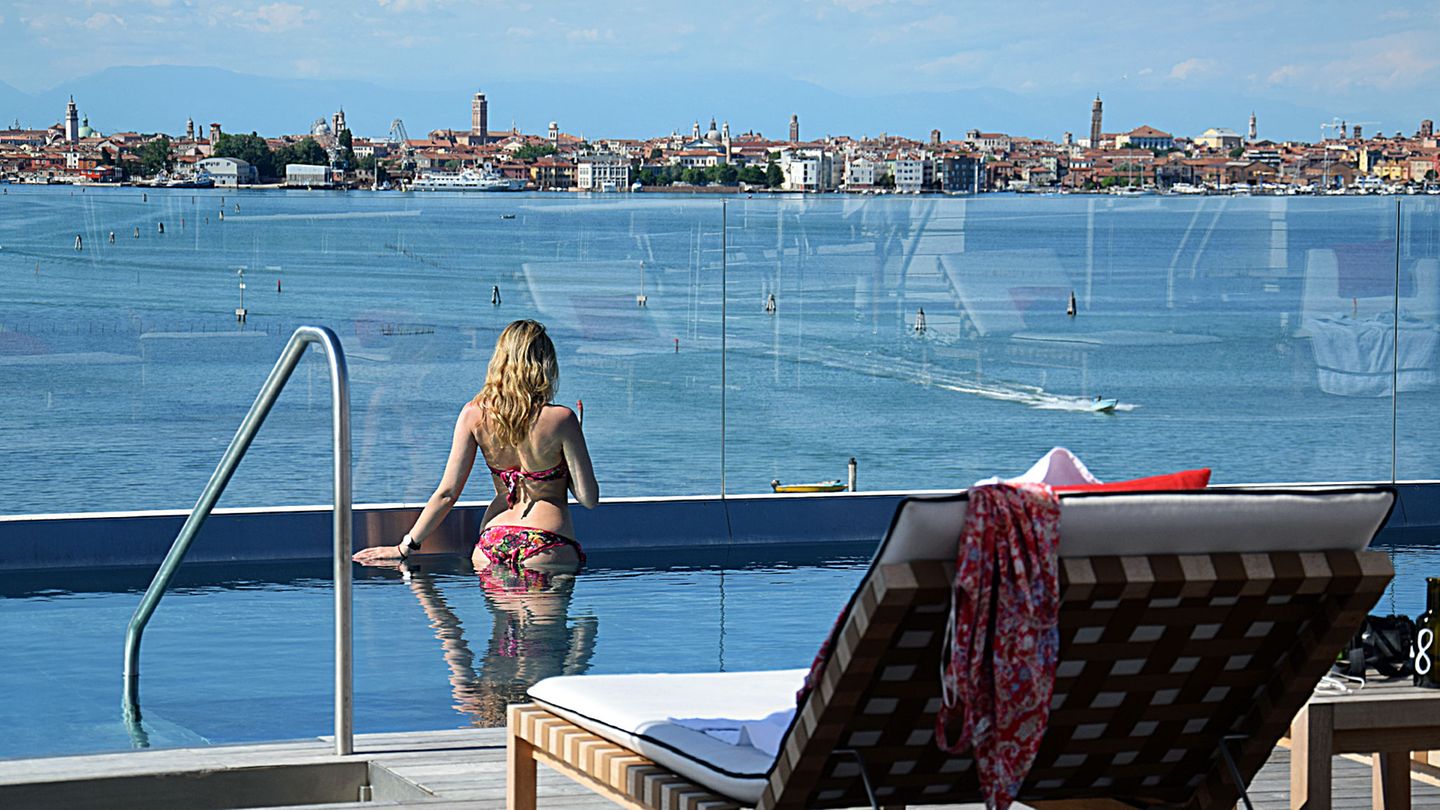 Europe's Leading Honeymoon Resort 2018  Abseits vom Trubel des Massentourismus in Venedig liegt dieses Hideway in einer ruhigen Umgebung: Auf einer Insel zwischen dem Lido entstand 2015 das von dem Architekten Matteo Thun entworfene JW Marriott Venice Resort & Spa. Bis zur Lagunenstadt ist es nur eine kurze Bootsfahrt.