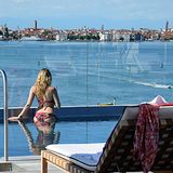 Europe's Leading Honeymoon Resort 2018  Abseits vom Trubel des Massentourismus in Venedig liegt dieses Hideway in einer ruhigen Umgebung: Auf einer Insel zwischen dem Lido entstand 2015 das von dem Architekten Matteo Thun entworfene JW Marriott Venice Resort & Spa. Bis zur Lagunenstadt ist es nur eine kurze Bootsfahrt.
