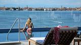 Europe's Leading Honeymoon Resort 2018  Abseits vom Trubel des Massentourismus in Venedig liegt dieses Hideway in einer ruhigen Umgebung: Auf einer Insel zwischen dem Lido entstand 2015 das von dem Architekten Matteo Thun entworfene JW Marriott Venice Resort & Spa. Bis zur Lagunenstadt ist es nur eine kurze Bootsfahrt.