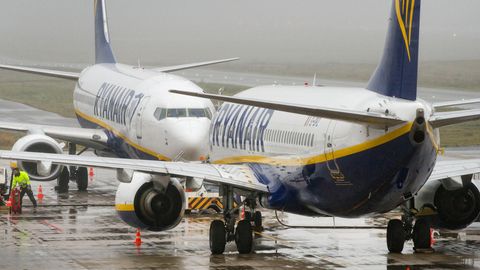 Zwei  Flugzeuge von Ryanair stehen am Flughafen Weeze. Jetzt haben die irische Gewerkschaft IALPA der Piloten einen Streik für den 12. Juli angekündigt. 