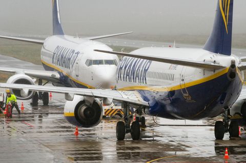 Zwei  Flugzeuge von Ryanair stehen am Flughafen Weeze. Jetzt haben die irische Gewerkschaft IALPA der Piloten einen Streik für den 12. Juli angekündigt. 