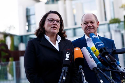 Vor dem Kanzleramt stehen Andrea Nahles und Olaf Scholz von der SPD. Vor ihnen sind zahlreiche Mikrofone von TV-Sendern