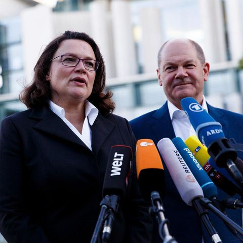 Vor dem Kanzleramt stehen Andrea Nahles und Olaf Scholz von der SPD. Vor ihnen sind zahlreiche Mikrofone von TV-Sendern