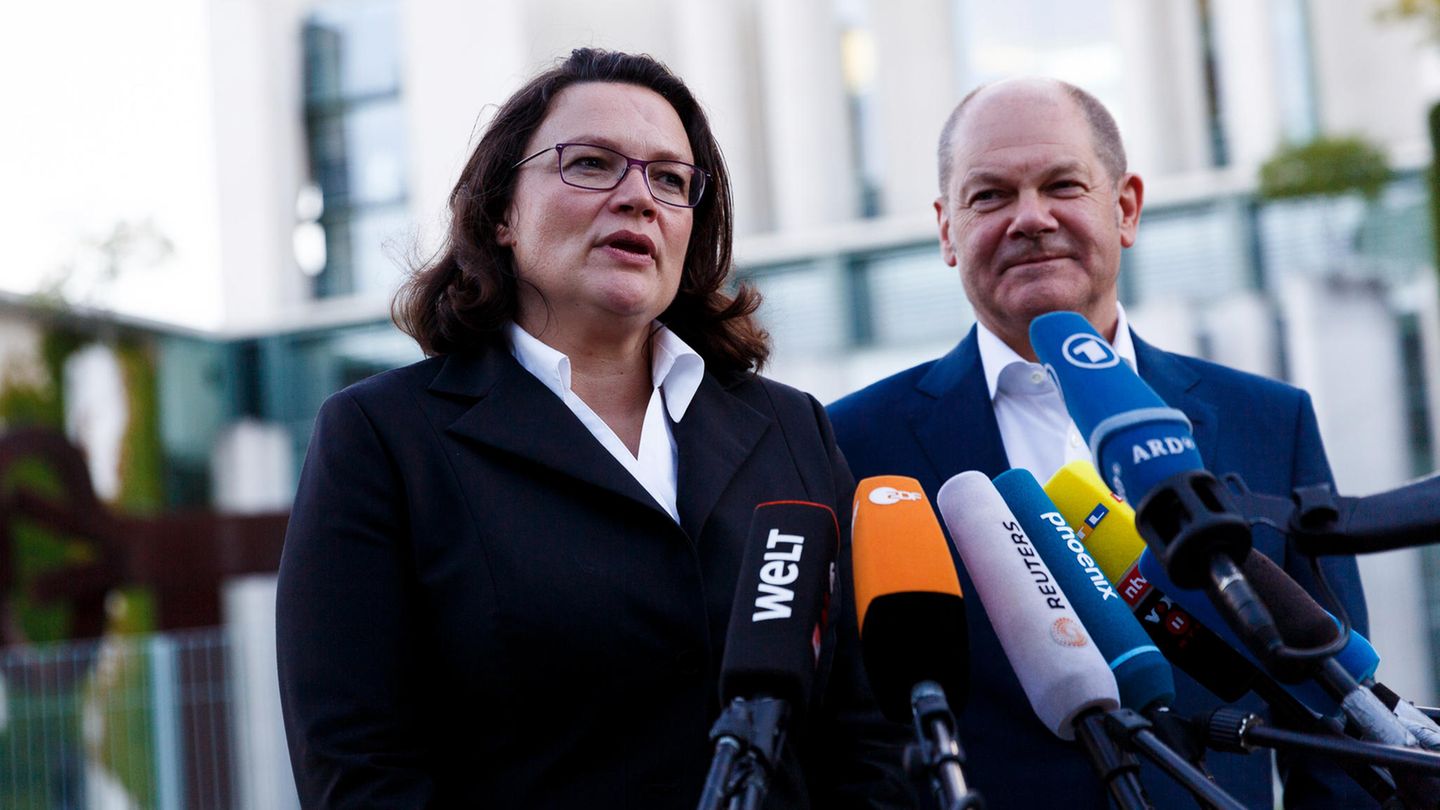 Vor dem Kanzleramt stehen Andrea Nahles und Olaf Scholz von der SPD. Vor ihnen sind zahlreiche Mikrofone von TV-Sendern