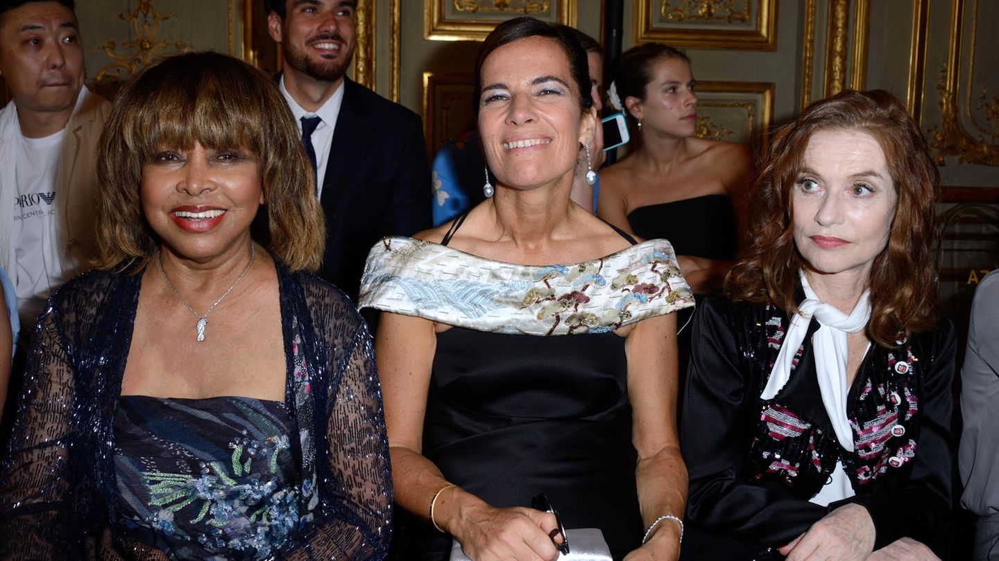 Tina Turner (l.) neben Roberta Armani und Isabelle Huppert bei der Armani-Show in Paris