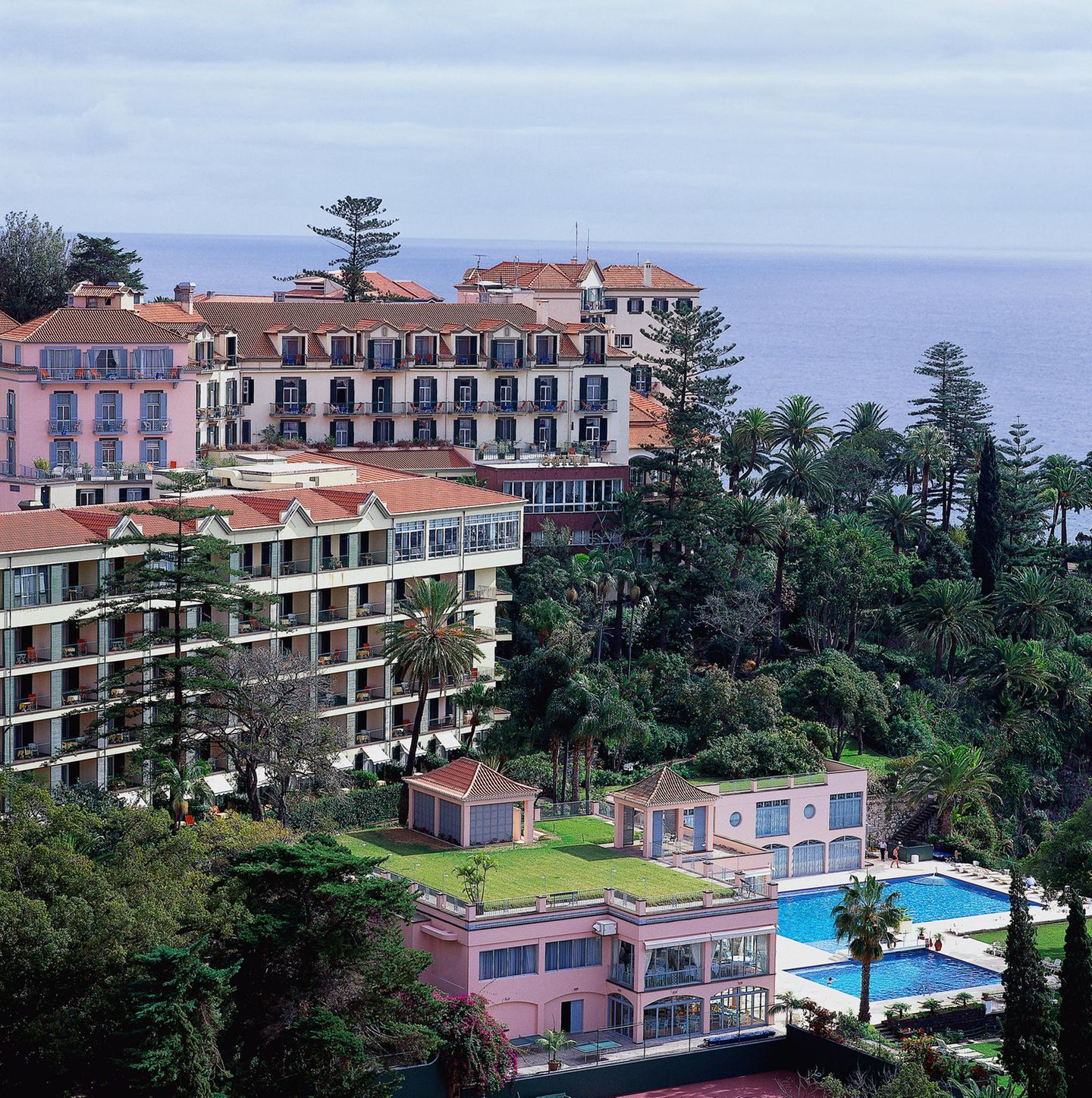 Europe's Leading Island Resort Zum bevorzugten Inselhotel haben die World Travel Awards das Belmond Reid's Palace auf der Atlantikinsel. In der mehr als 125-jährigen Geschichte waren in dem Luxusanwesen, das für seine Nachmittagstee berühmt ist, bereits viele Prominente wie Charlie Chaplin, Gregory Peck und Winston Churchill. Europe's Leading Island Resort Zum bevorzugten Inselhotel haben die World Travel Awards das Belmond Reid's Palace auf der Atlantikinsel gekürt In der mehr als 125-jährigen Geschichte waren in dem Luxusanwesen, das für seinen Nachmittagstee berühmt ist, bereits viele Prominente wie Charlie Chaplin, Gregory Peck und Winston Churchill zu Gast.