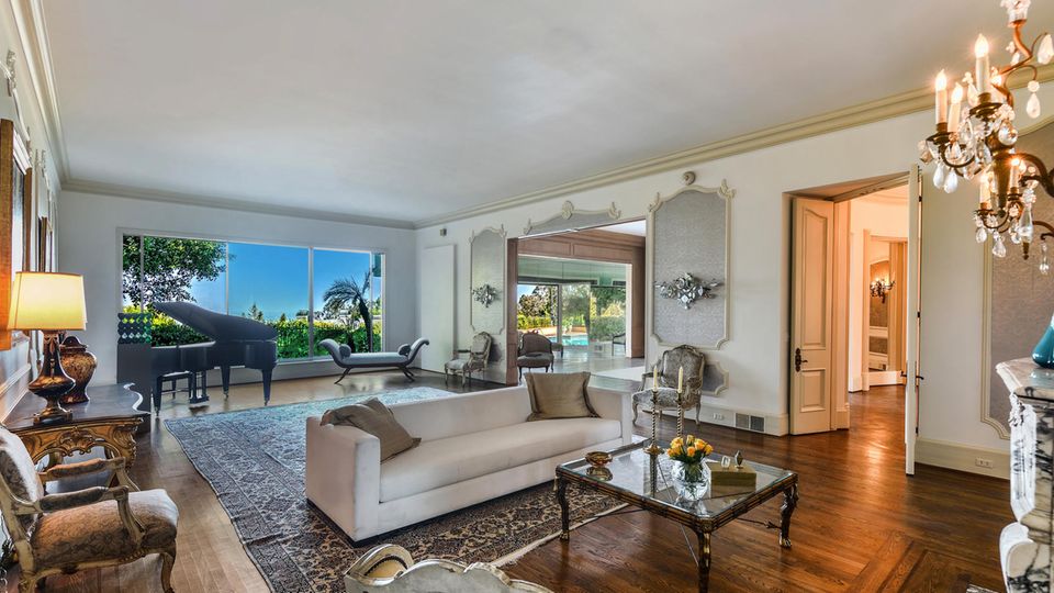 Verstorbene Hollywood-Diva: 1973 kaufte Zsa Zsa Gabor die Villa. Der Vorbesitzer war Sänger Elvis Presley. 1973 kaufte Zsa Zsa Gabor die Villa. Der Vorbesitzer war Sänger Elvis Presley.