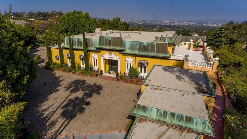 Verstorbene Hollywood-Diva: Die Villa wurde 1955 im Regency-Stil errichtet und ist an britische Architektur aus dem 19. Jahrhundert angelehnt Die Villa wurde 1955 im Regency-Stil errichtet und ist an britische Architektur aus dem 19. Jahrhundert angelehnt