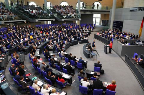 Schlagabtausch im Bundestag: Opposition kritisiert Unions-Zoff - Merkel verteidigt Asyl-Kompromiss