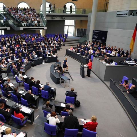 Schlagabtausch im Bundestag: Opposition kritisiert Unions-Zoff - Merkel verteidigt Asyl-Kompromiss