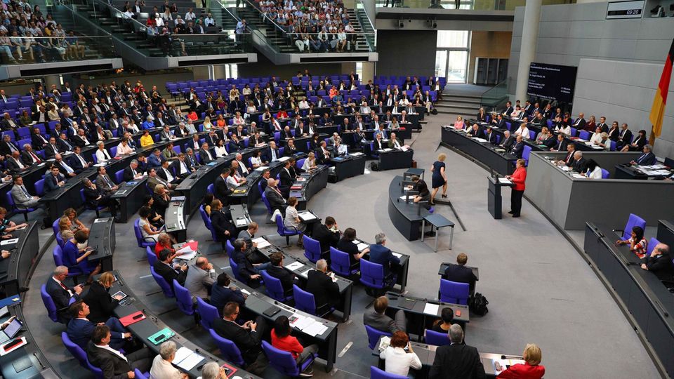 Schlagabtausch im Bundestag: Opposition kritisiert Unions-Zoff - Merkel verteidigt Asyl-Kompromiss