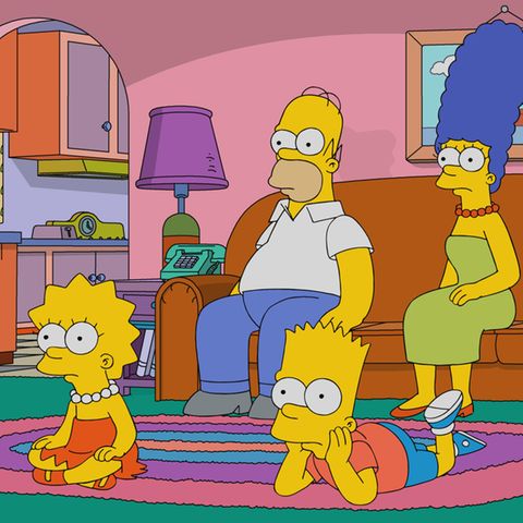 Die Simpsons gucken mit weiten uagen auf den Fernseh-Bildschirm