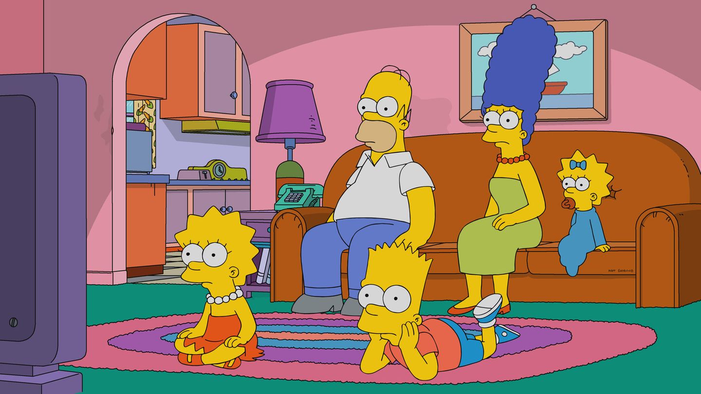 Die Simpsons gucken mit weiten uagen auf den Fernseh-Bildschirm