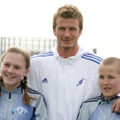 David Beckham (M.) gemeinsam mit Katie Goodland und Harry Kane im März 2005