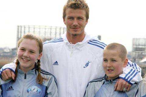 David Beckham (M.) gemeinsam mit Katie Goodland und Harry Kane im März 2005