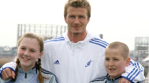 David Beckham (M.) gemeinsam mit Katie Goodland und Harry Kane im März 2005