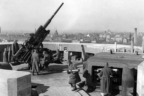 Hitlers Abwehrmittel: Ein schweres Geschütz auf dem Dach des Zoo-Bunkers.