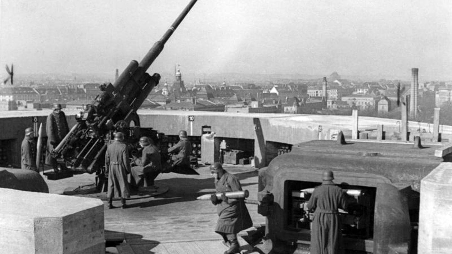 Hitlers Abwehrmittel: Ein schweres Geschütz auf dem Dach des Zoo-Bunkers.