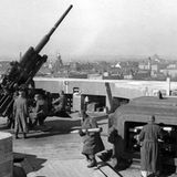 Hitlers Abwehrmittel: Ein schweres Geschütz auf dem Dach des Zoo-Bunkers.