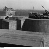 Entfernungsmessgerät auf dem Dach des Bunkers.