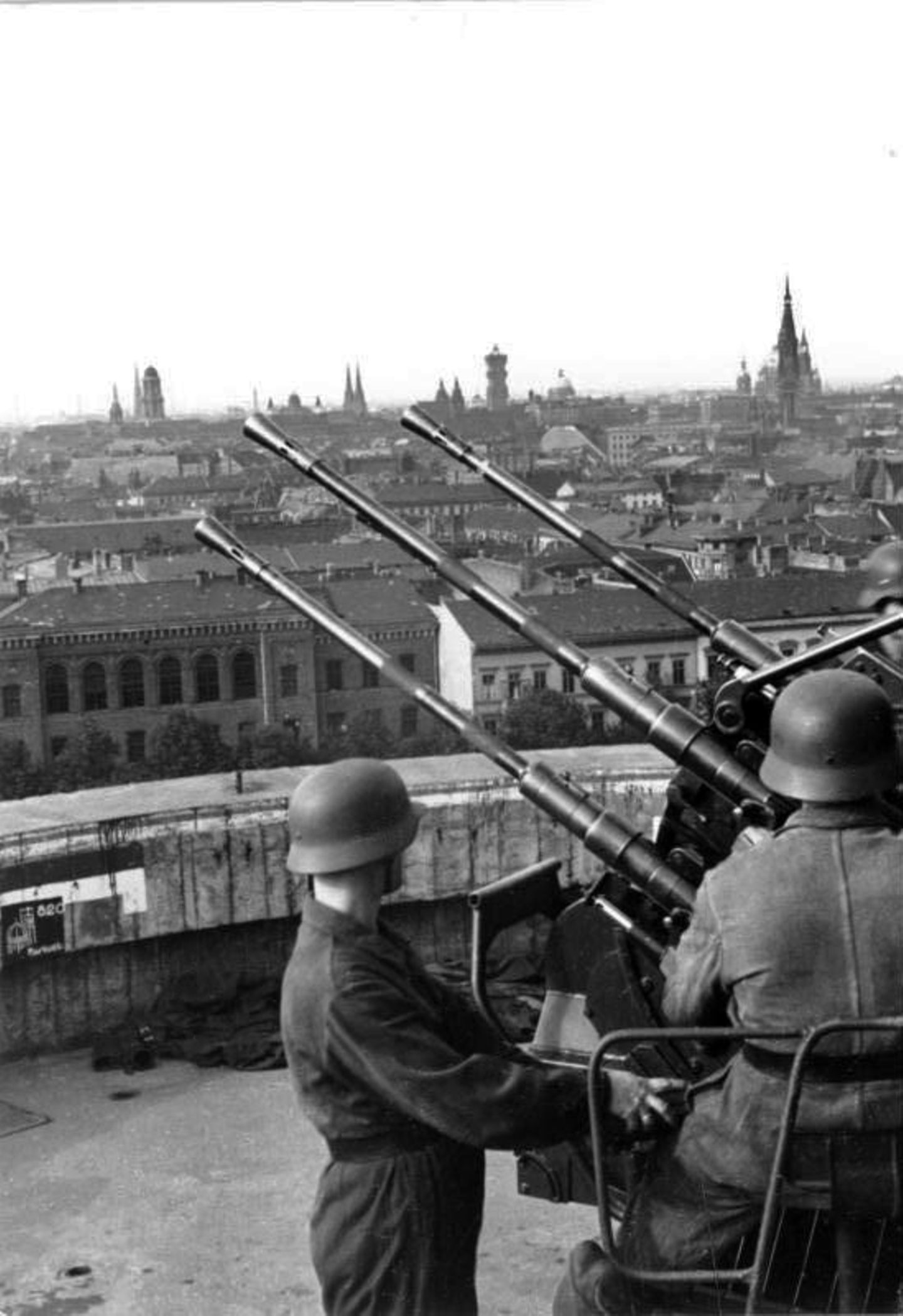 Die Vierlingsflak sollte Tiefflieger abwehren.