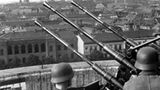Die Vierlingsflak sollte Tiefflieger abwehren.