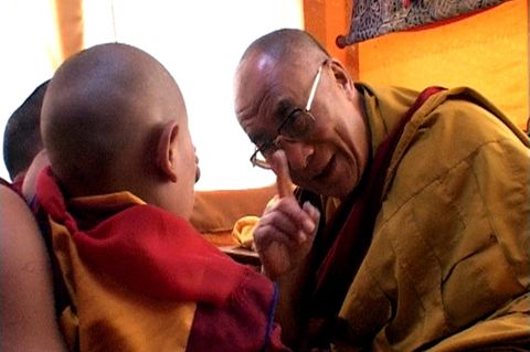 Dalai Lama mit Kind