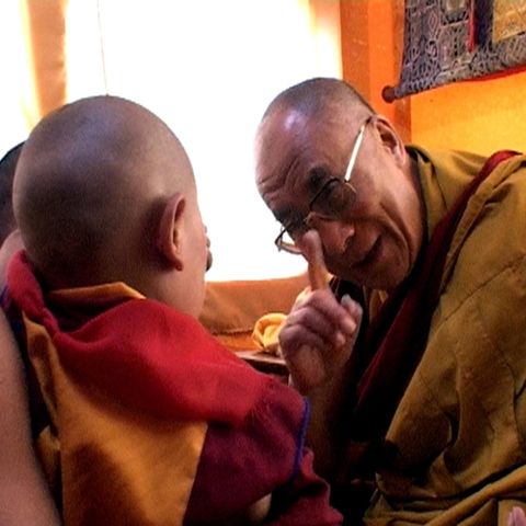 Dalai Lama mit Kind